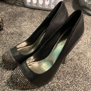 Black pumps